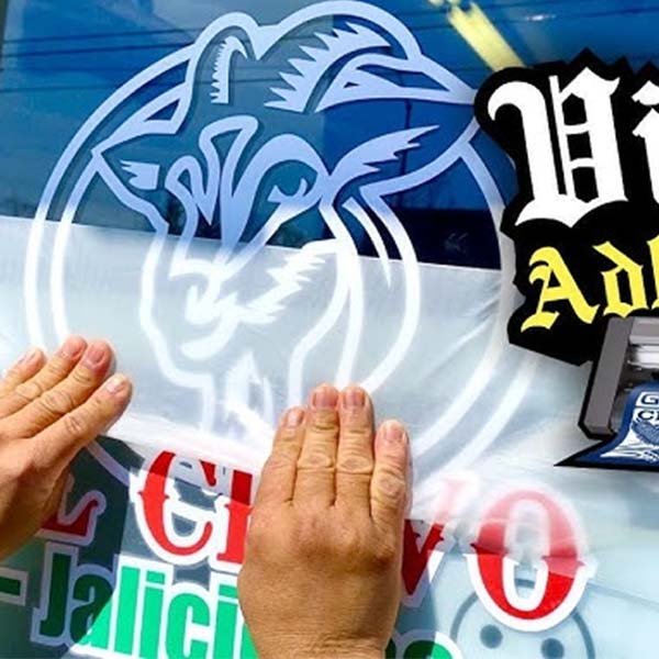 Exhibidores y habladores en acrílico para puntos de venta